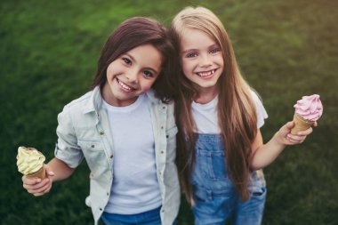 Çocuklar eğleniyor.