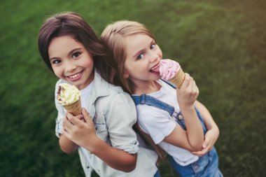 Çocuklar eğleniyor.