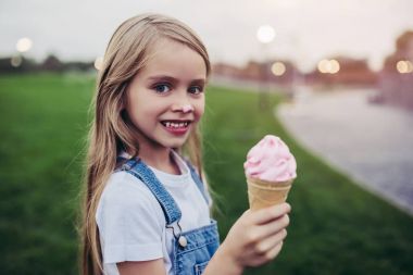 Çocuklar eğleniyor.
