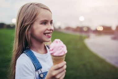 Çocuklar eğleniyor.