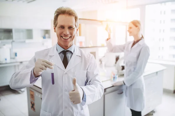 Científicos de laboratorio trabajando — Foto de Stock