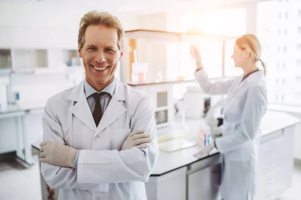 Científicos de laboratorio trabajando — Foto de Stock