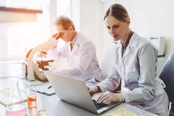 Científicos de laboratorio trabajando — Foto de Stock