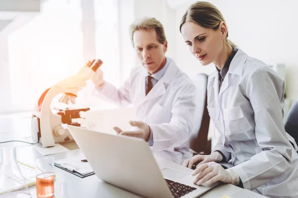 Científicos de laboratorio trabajando — Foto de Stock