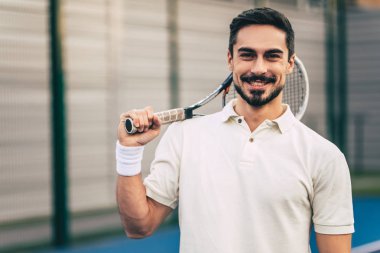 adam tenis kortunda