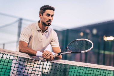 adam tenis kortunda