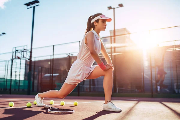 Ragazza sul campo da tennis — Foto Stock