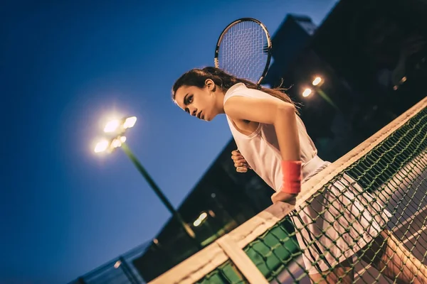 Ragazza sul campo da tennis — Foto Stock