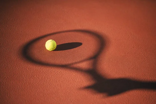 Bollar och racket på tennisbanan — Stockfoto