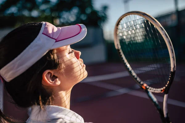 Menina no campo de ténis — Fotografia de Stock