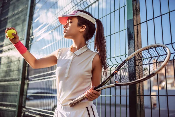 Дівчина на тенісному корті — стокове фото