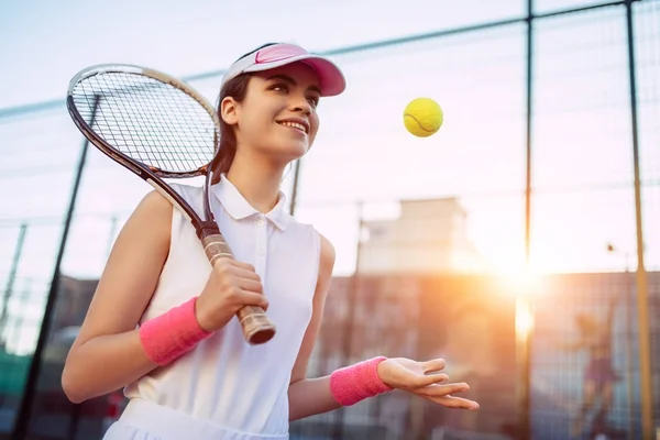 Ragazza sul campo da tennis — Foto Stock