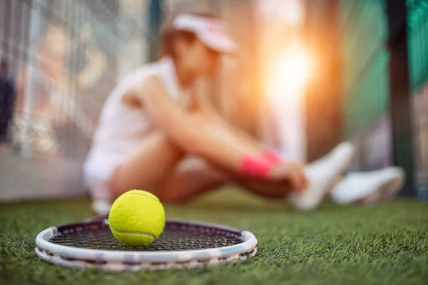 Ragazza sul campo da tennis — Foto Stock