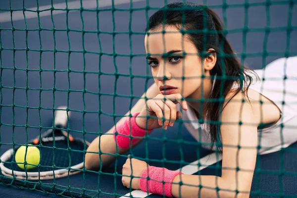 Menina no campo de ténis — Fotografia de Stock