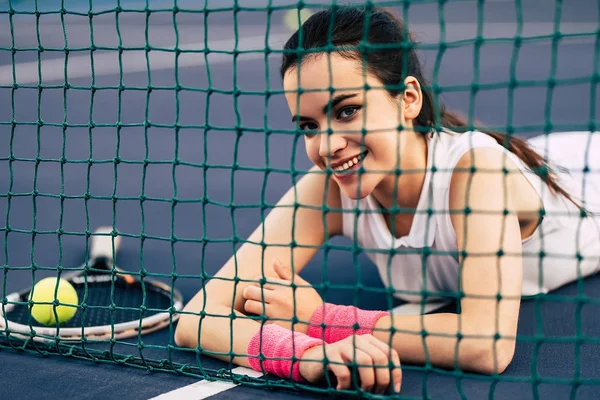 Ragazza sul campo da tennis — Foto Stock