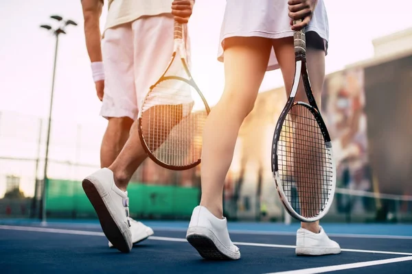 Casal no campo de ténis — Fotografia de Stock