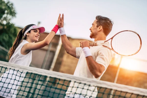 Coppia su campo da tennis — Foto Stock