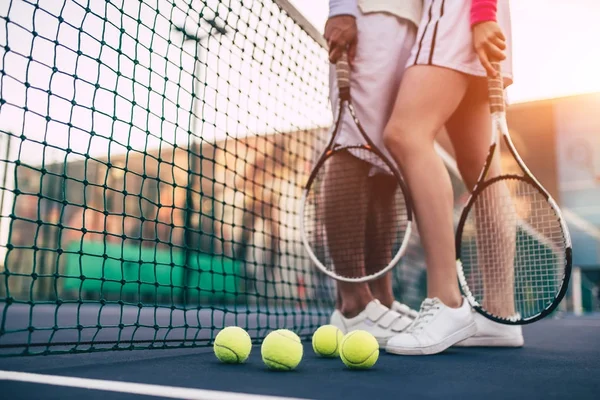 Coppia su campo da tennis — Foto Stock