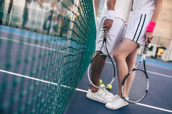 Coppia su campo da tennis — Foto Stock