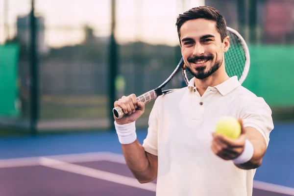 Чоловік на тенісному корті — стокове фото