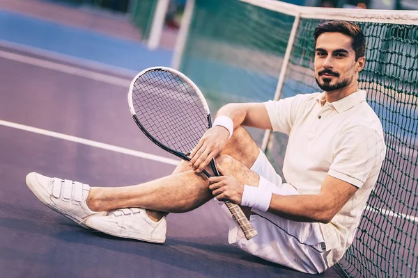 Uomo sul campo da tennis — Foto Stock