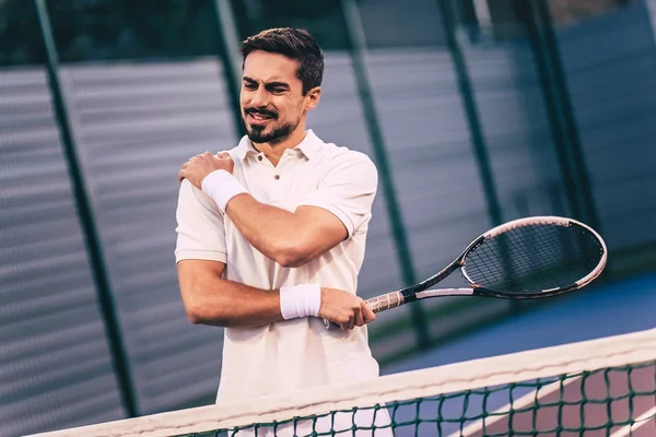 Uomo sul campo da tennis — Foto Stock