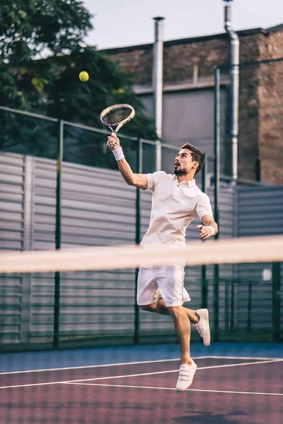 Uomo sul campo da tennis — Foto Stock