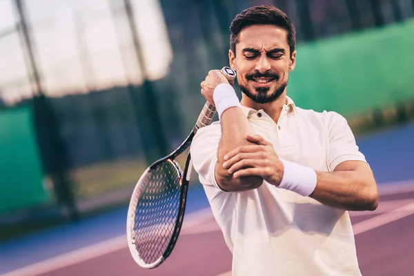 Человек на теннисном корте — стоковое фото