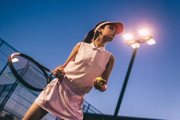 Ragazza sul campo da tennis — Foto Stock