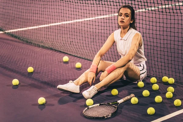 Ragazza sul campo da tennis — Foto Stock