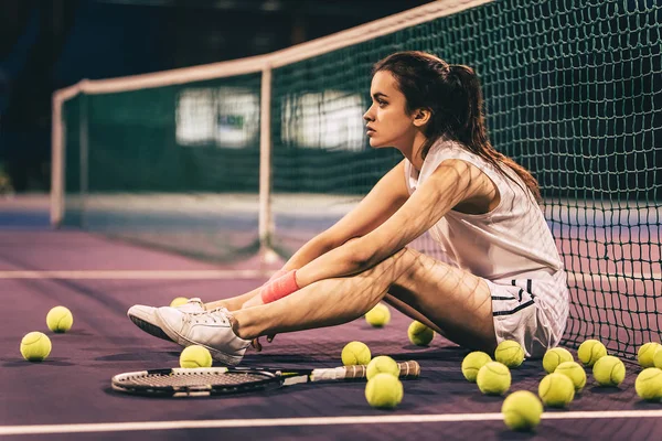 Menina no campo de ténis — Fotografia de Stock