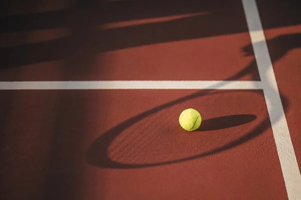 Bollar och racket på tennisbanan — Stockfoto