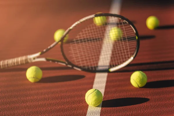 Bollar och racket på tennisbanan — Stockfoto