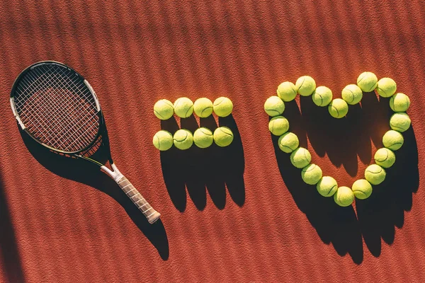 Bollar och racket på tennisbanan — Stockfoto