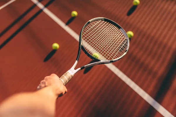 Bollar och racket på tennisbanan — Stockfoto