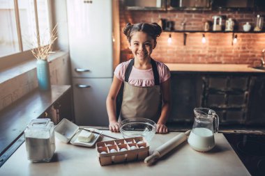 Şirin kız açık mutfak
