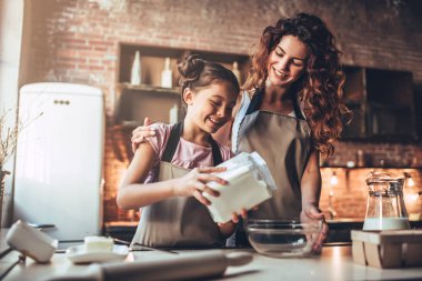 Anne ile kızı mutfak üzerine.