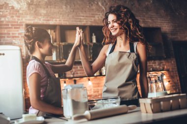 Anne ile kızı mutfak üzerine.