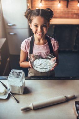 Şirin kız açık mutfak