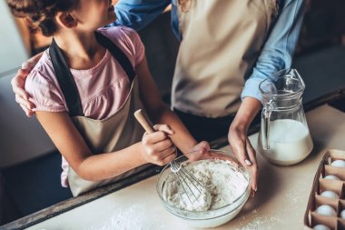 Anne ile kızı mutfak üzerine.