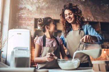 Anne ile kızı mutfak üzerine.
