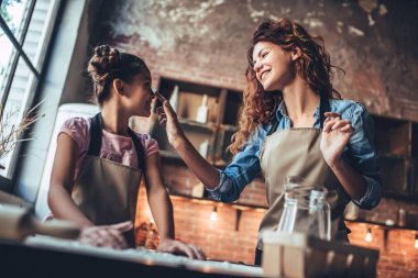 Anne ile kızı mutfak üzerine.