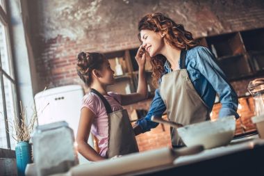 Anne ile kızı mutfak üzerine.