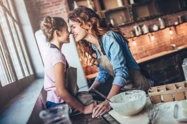 Anne ile kızı mutfak üzerine.