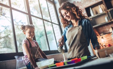 Anne ile kızı mutfak üzerine.