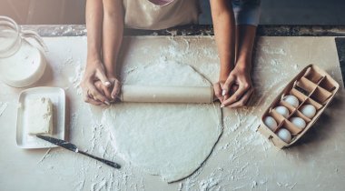 Anne ile kızı mutfak üzerine.