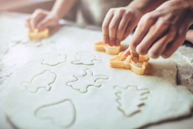 Anne ile kızı mutfak üzerine.