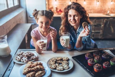 Anne ile kızı mutfak üzerine.