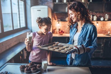 Anne ile kızı mutfak üzerine.