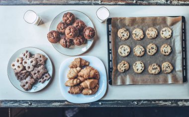 Kurabiye ve kek masada